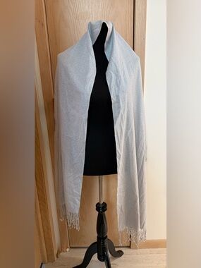 Dove gray/silver metallic thread Lightweight Wrap